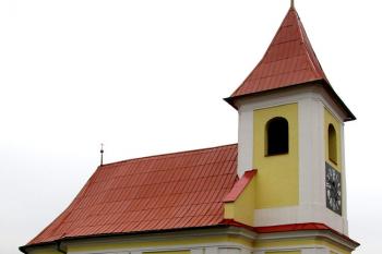 Kaple sv. Petra a Pavla v obci Véska. ( © Pavel Vítek 01/2014)
