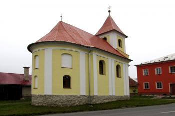 Kaple sv. Petra a Pavla v obci Véska. ( © Pavel Vítek 01/2014)