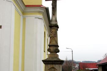 Kříž před kaplí sv. Petra a Pavla ( © Pavel Vítek 01/2014)