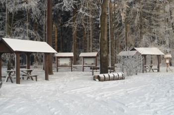 Informační panely naučné stezky ve směru od hájenky (© Mikeš Pancíř, 01/2014)