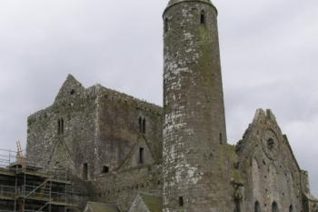 hradní hřbitov s Kulovou věží  (© Radek Lalák, 04/2009)