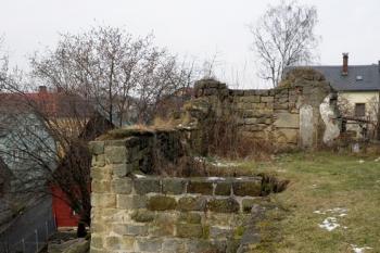 Městské opevnění u bývalého kostela (© Mikeš Pancíř, 02/2014)