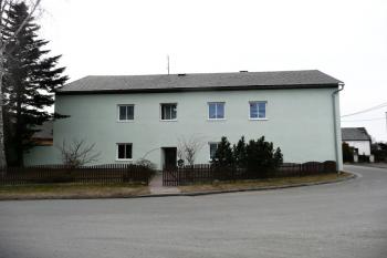 průčelí zámečku od návsi ( © Jan P. Štěpánek 02/2014)