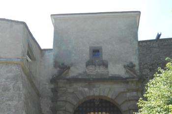 1. brána postavená Petřvaldskými kolem roku 1663, je opatřena ještě původním hřebenem (© Jan Večeřa, 07/2015)
