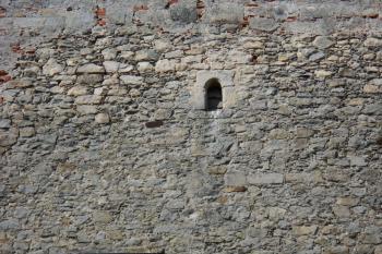 Detail okénka západní hranolové věže (© Jan Večeřa, 07/2015)