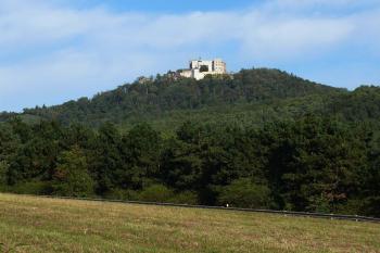 Celkový pohled na vrch s hradem od jihu (© Jiří Cukr, 09/2012)