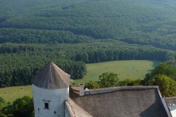 Pohled z věže na budovy v okolí věže Andělky a vrcholky Chřib (© Jiří Cukr, 08/2015)