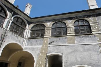 Mladší palác spojující obě věže na sever.straně (© Dušan Dohňanský 06/2019)