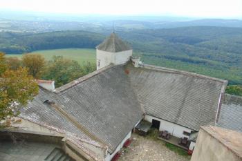 Mladší věž ze 16.stol nacházejicí se v sz.hradbách (© Dušan Dohňanský 10/2020)