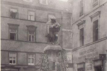 Cheb - Dudácká kašna - fotografie z třicátých let minulého století (soukr.sbírka IvoR) (© ? kolem r.1930)