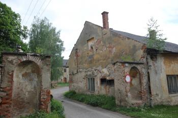 vjezd do areálu (© Luděk Vláčil, 05/2015)