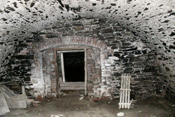 sklep pod západním křídlem ( © Pavel Zany Komárek 9/5/2003)