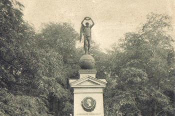 Fotografie pomníku na Špitálském vrchu v Teplicích z počátku 20.století (soukr.sbírka IvoR) (© ?)