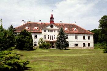 Průčelí zámku ze zahrady (© 2002 Vlky, Jirka Čížek)