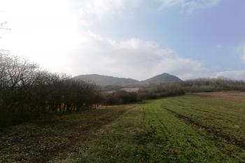 Srdov a Brník (vpravo) z východu. (© Prudký Martin, 03/2014)