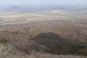 Severní úpatí kopce a jeho stín. (© Prudký Martin, 03/2014)