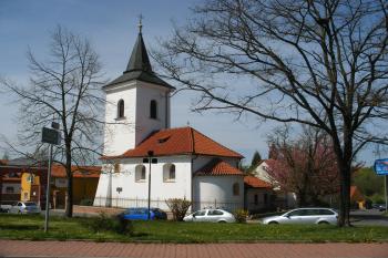 Řepský kostel od jihu (© Jiří Špaček, 04/2015)