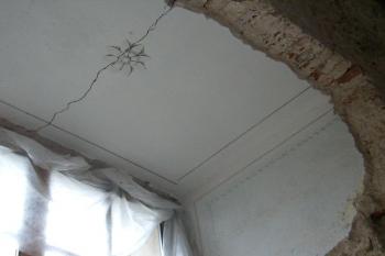 původní barokní výzdoba okenního nadpraží (© Petr Pospíšil, 09/2012)
