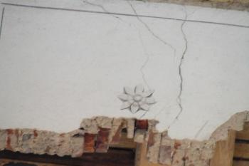 pohled do okna druhého patra před zahájením rekonstrukce objektu (© Daniela Fantová, 10/2007)