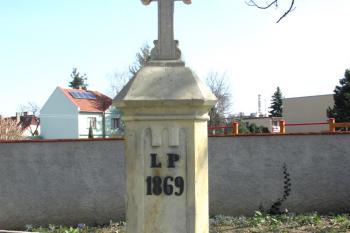 Křížek u kapličky v Kralupech nad Vltavou - Lobečku ( © Pavel Vítek 03/2014)