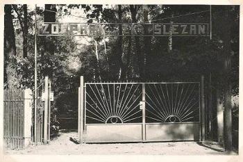 Pohled na vstupní bránu Zooparku v době jeho největší slávy ( © Lucie Ondřejová archiv)