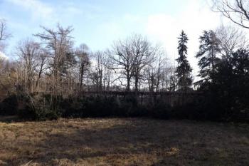 Pohled na jezírko a bývalou promenádu dnes (© Lucie Ondřejová)