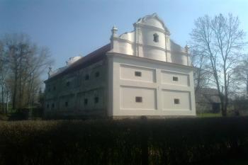 Pohled na sýpku přes plot hospodářského dvora (© Vojtěch Barcal, 03/2014)