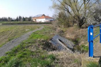 Plachý mlýn - pohled na Mlýnskou strouhu, vedoucí do Českého potoka (© Ivo Rozehnal, 03/2014)
