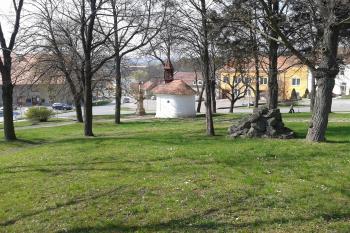 nedaleko sochy stojí pomník Sv.Čecha a kaplička (© Ivo Rozehnal, 04/2014)