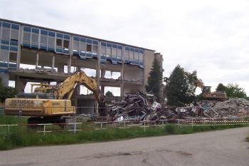 Bourání poslední administrativní budovy ( © Ivo Rozehnal 05/2015)