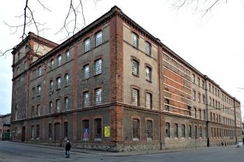 Celkový pohled na budovu Landsbergerovy přádelny z křižovatky ulic Nádražní a Těšínské (© Jan P. Štěpánek 03/2014)
