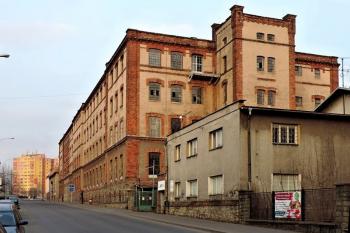 Celkový pohled na budovu Landsbergerovy přádelny od cesty k nádraží (© Jan P. Štěpánek 03/2014)