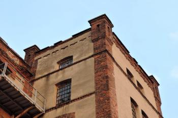 Detail cenné fasády přádelny (© Jan P. Štěpánek 03/2014)