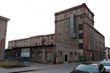 Zadní fasáda přádelny (© Jan P. Štěpánek 03/2014)