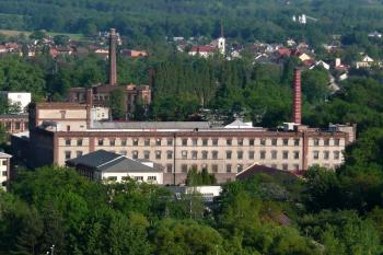 pohled na dnes již zaniklou přádelnu z věže farního kostela v roce 2010 ( © Jan P. Štěpánek 06/2010)