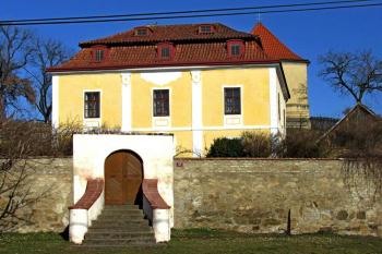 Bývalá fara ve Sluhách (© Pavel Vítek 02/2014)