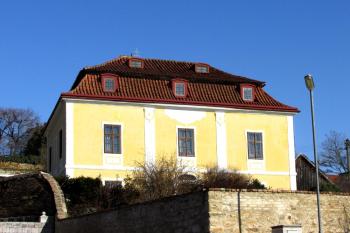 Bývalá fara ve Sluhách ( © Pavel Vítek 02/2014)