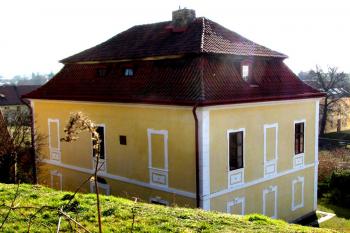 Bývalá fara ve Sluhách ( © Pavel Vítek 02/2014)