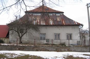 Hlavní průčelí obytné budovy dvora směřující do návsi. (© Jiří Niesyt, 04/2014)