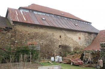 Západní obvodová stěna se střílnovými okny. (© Jiří Niesyt, 04/2014)