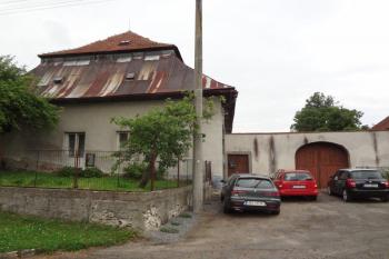 Pohled z ulice (© Jaromír Schoffer, 07/2014)