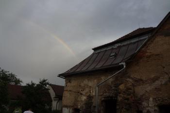 pohled ze dvora (© Jaromír Schoffer, 07/2014)