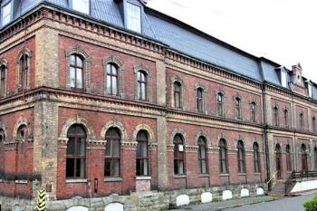 panorama hlavního průčelí textilky (© Jan P. Štěpánek)
