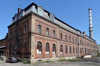 hlavní průčelí přádelny (© Jan P. Štěpánek 04/2014)