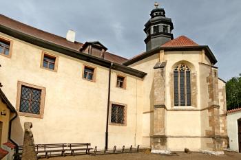 presbytář klášterního kostela a východní křídlo (© Pavel Zany Komárek 4. 8. 2012)