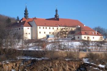 Pohled na klášter z pravého břehu řeky Ohře (2002 © Václav Hodek)