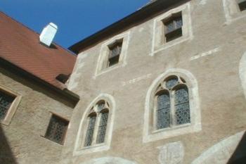 Rajský dvůr s fragmenty malované fasády z konce 15. století. (2002 © Václav Hodek)
