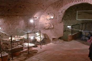 Pohled do podzemních prostor kláštera s mineralogickou expozicí Městského muzea v Kadani. (2002 © Václav Hodek)