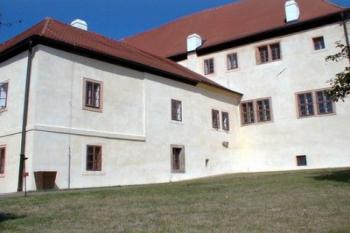 Pohled na klášterní budovy od jihovýchodu. (2002 © Václav Hodek)