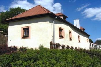 Pohled na zahradní dům. (2002 © Václav Hodek)